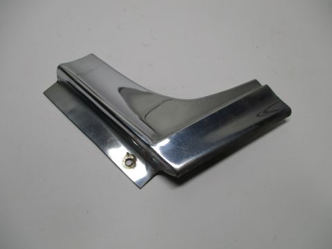 Right lower windshield moulding